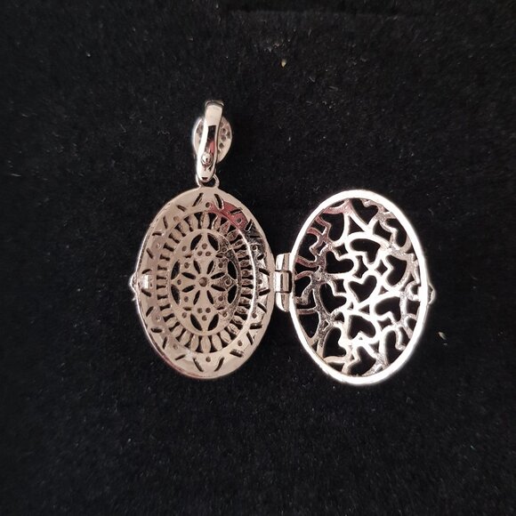 Sterling silver cubic zirconia locket - Picture 2 of 4